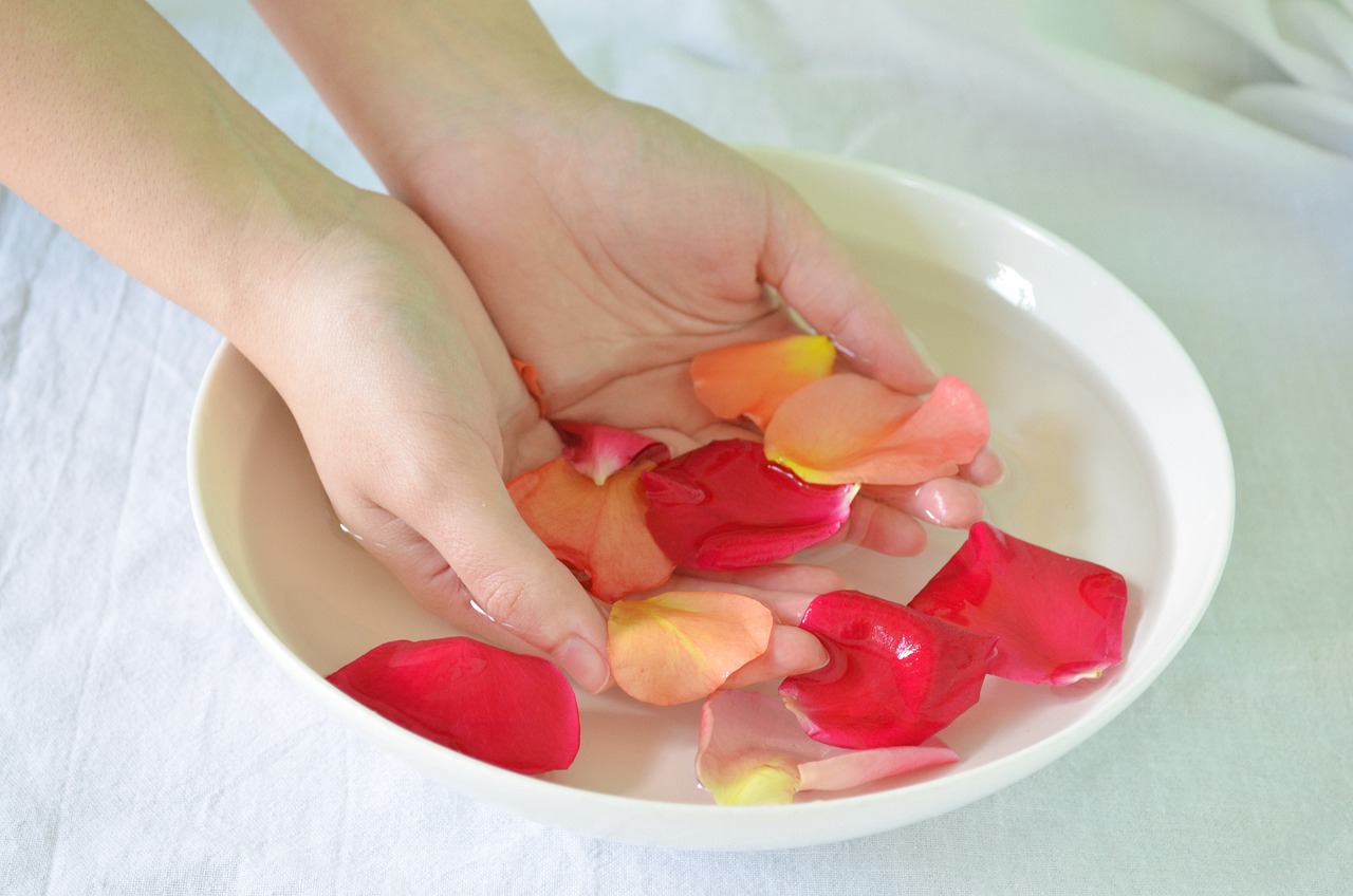 entdecken sie die wunder von rosenwasser – perfekt für die hautpflege, als erfrischendes gesichtsspray und für aromatische anwendungen. beruhigen sie ihre sinne mit dem zarten duft und den wohltuenden eigenschaften von qualitativ hochwertigem rosenwasser.